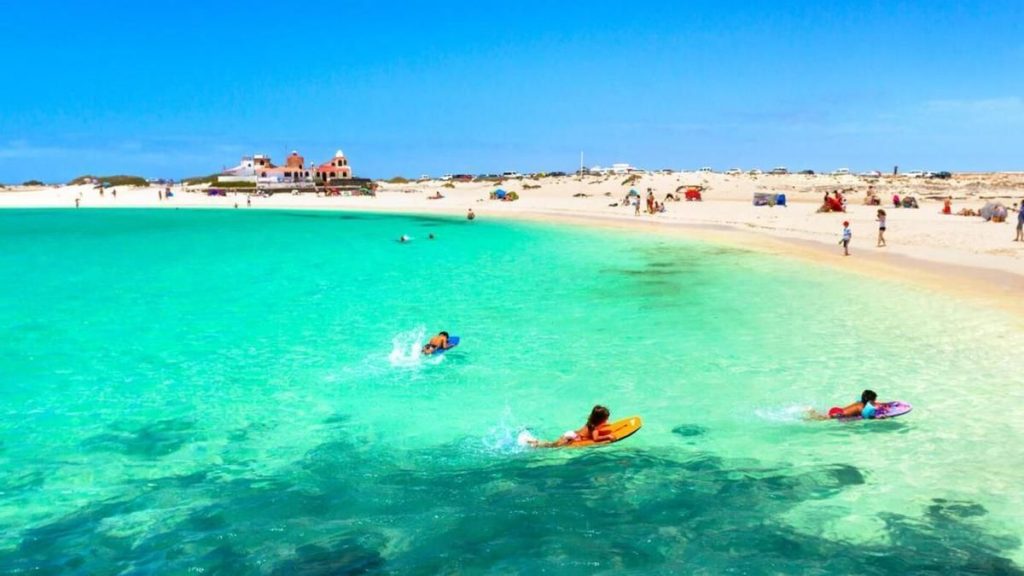 Olvídate de Imserso. Éstos son los chollazos con pensión completa que ofrece Carrefour viajes 27 Fuerteventura. Sumérgete en la belleza de sus costas