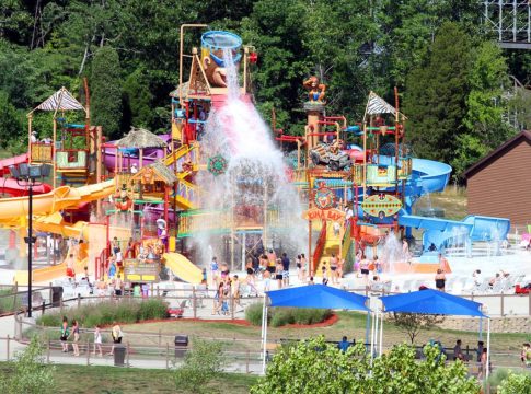 Holiday World, el Parque Temático y la Montaña Rusa de Splashin' Safari que acaparan la atención en el pueblo de Santa Claus Holiday World, el Parque Temático y la Montaña Rusa de Splashin' Safari que acaparan la atención en el pueblo de Santa Claus