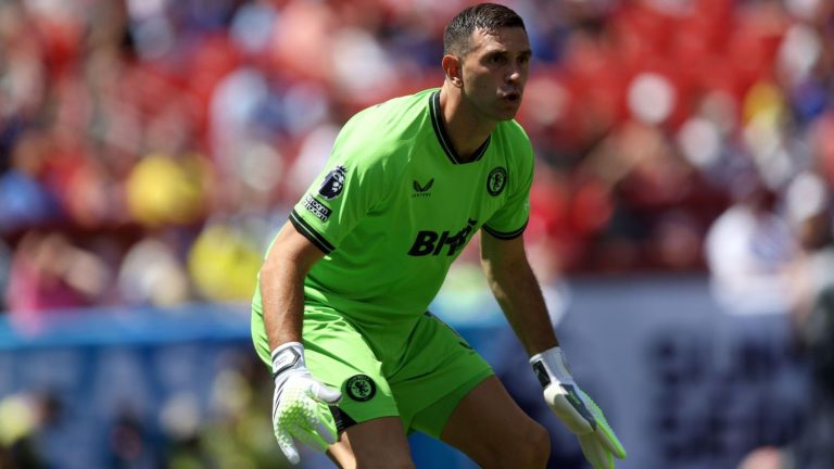 El Dibu Martínez disimula la inexorable caída de Leo Messi