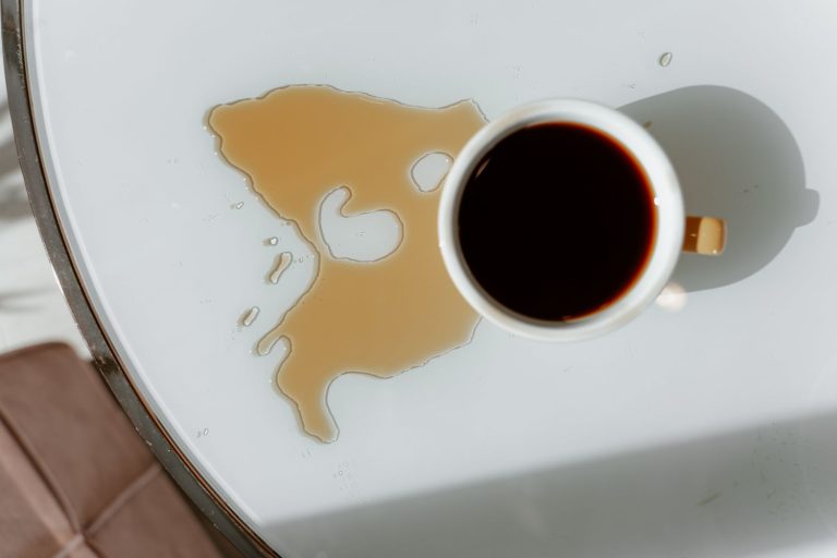 La ciencia responde a por qué derramamos el café por las mañanas