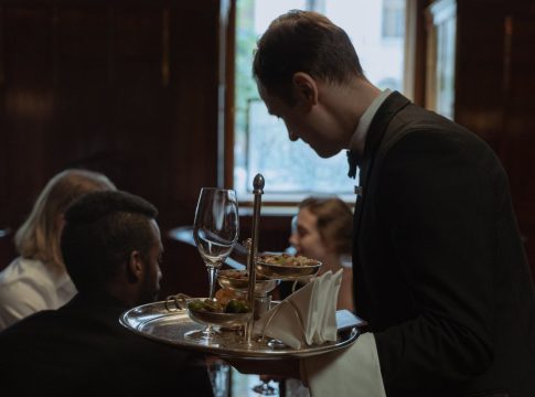 Nunca hagas esto en un bar tras pagar: molestarás a los camareros