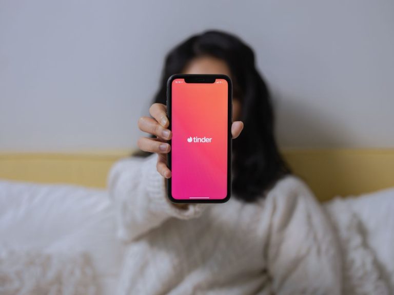 Hay gente ligando en Tinder gracias a una serie de televisión española