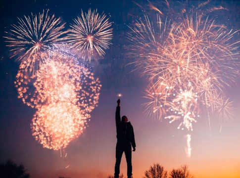 La tradición de los fuegos artificiales en nochevieja y las mascotas ¿Tu perro sufre con los fuegos artificiales? Así puedes protegerlo en Nochevieja