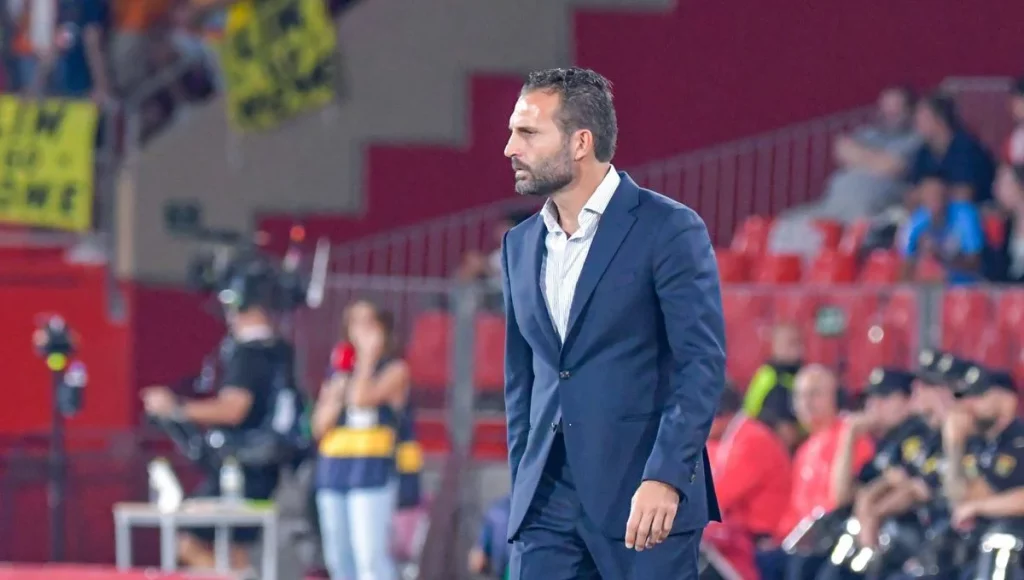 Borja Iglesias tiene una oferta muy jugosa para salir del Betis: un histórico de LaLiga 1 Rubén Baraja Borja Iglesias