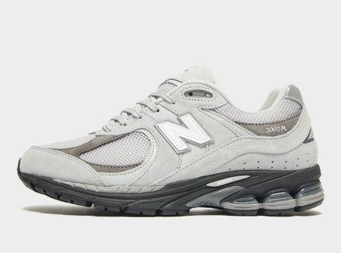 Las Zapatillas New Balance 2002R: El Fenómeno del Calzado Deportivo que Conquista España