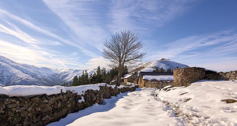 No tienes que irte muy lejos para visitar un pueblo nevado estas Navidades