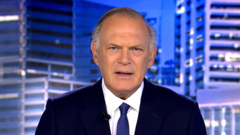 Pedro Piqueras explica por qué nunca le hemos visto de pie en Informativos Telecinco
