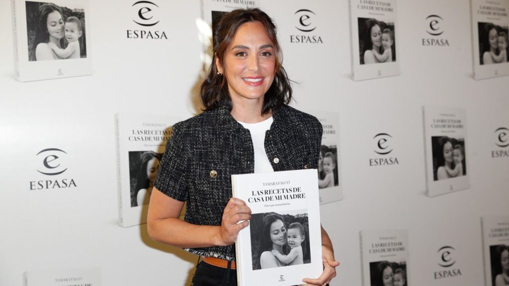 Carmen Lomana no se lo aguanta y suelta la liebre sobre el nuevo libro de cocina de Tamara Falcó e Isabel Preysler 198 Crítica al título. ¿Por qué el título 'Las recetas de mi madre' está en el centro del escándalo?