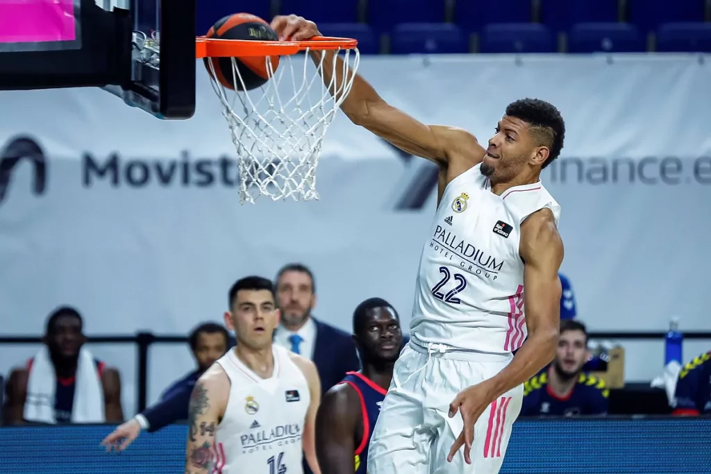 Tavares provoca movimientos en el Real Madrid: fichaje inminente 1 Qué se dice de Tavares