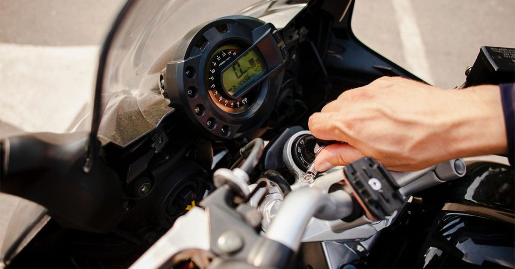 Los consejos que nos da la DGT para conducir en moto y evitar accidentes 298 Pasajeros y equipajes comprometen el control