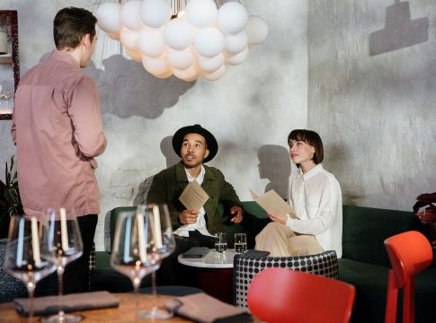 Quejarse sin motivo Nunca hagas esto en un bar tras pagar: molestarás a los camareros