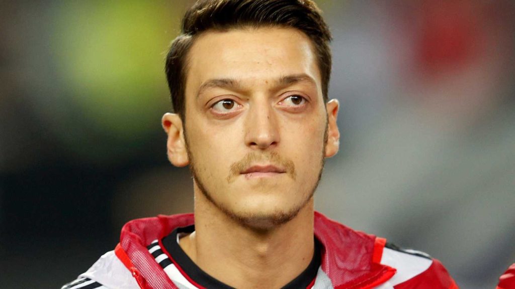 Fue uno de los jugadores más vagos del Real Madrid, pero ahora ha pegado un cambio físico brutal ya retirado 202 Quién es Mesut Özil
