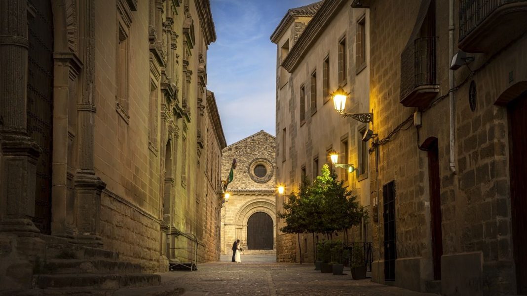Rutas y accesos: Cómo llegar a Baeza para tu escape de diciembre