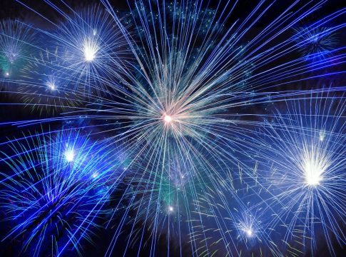 Saca a tu perro de la zona donde usan mucha pirotecnia en Nochevieja ¿Tu perro sufre con los fuegos artificiales? Así puedes protegerlo en Nochevieja