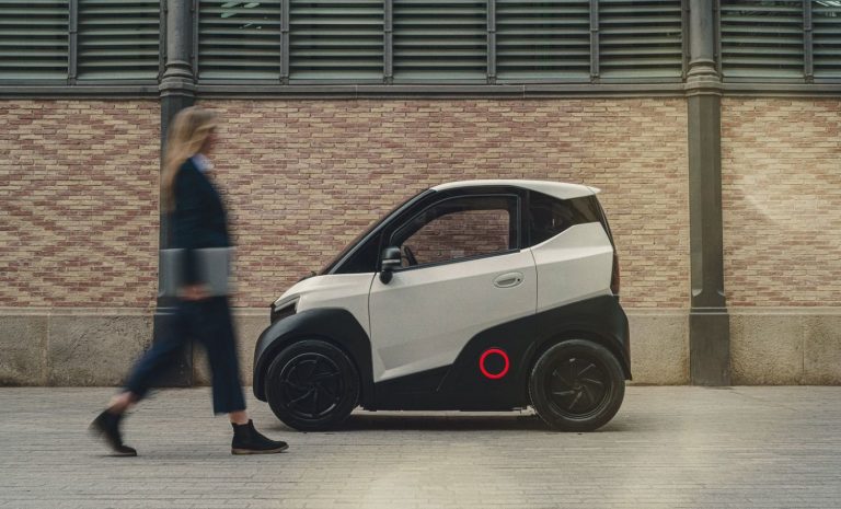 La DGT la lía: estos son los coches que los menores de edad podrán conducir en 2024