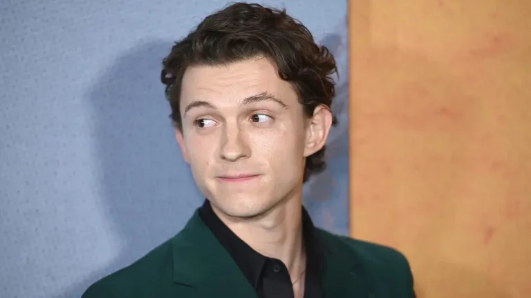 Tom Holland arregla el vestido de araña a Zendaya y las redes ven bandera verde: el momentazo viral