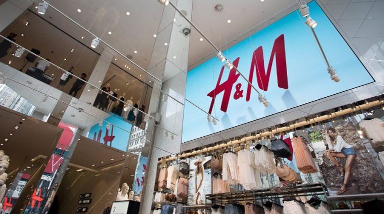 Versátil blazer de H&M que no puedes dejar de usar en tu cena de Navidad