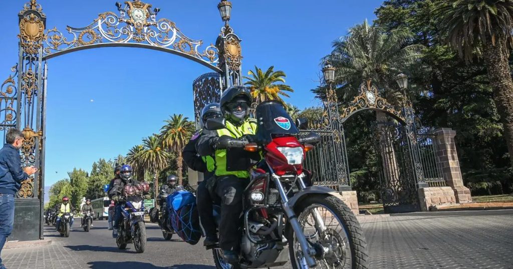Los consejos que nos da la DGT para conducir en moto y evitar accidentes 295 Material imprescindible: buen casco y ropa protectora