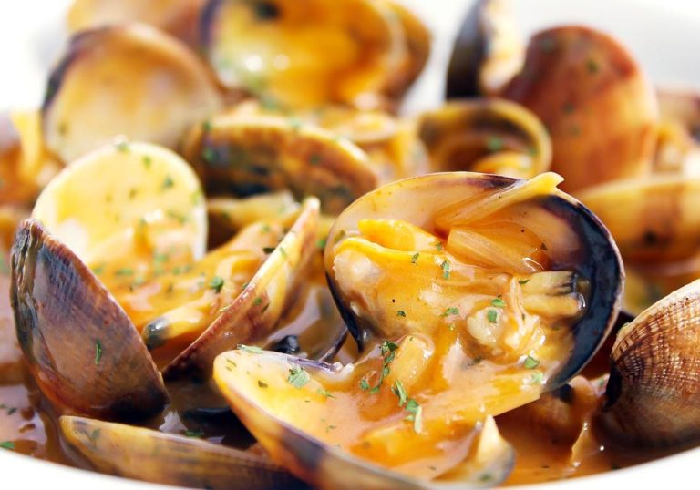 Las deliciosas almejas a la marinera de Chicote son las opción perfecta para Nochebuena y Nochevieja