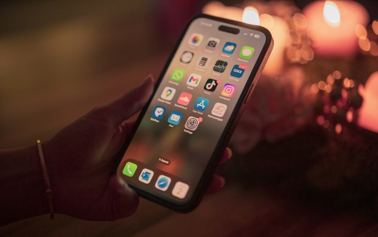 Navidad sin distracciones: ByPlay aborda la adicción al teléfono y las relaciones en pareja