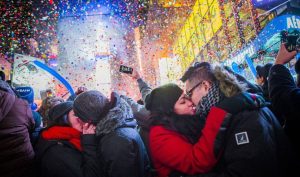 El beso de medianoche, subirse a la silla y otras curiosidades de Nochevieja que no conocías