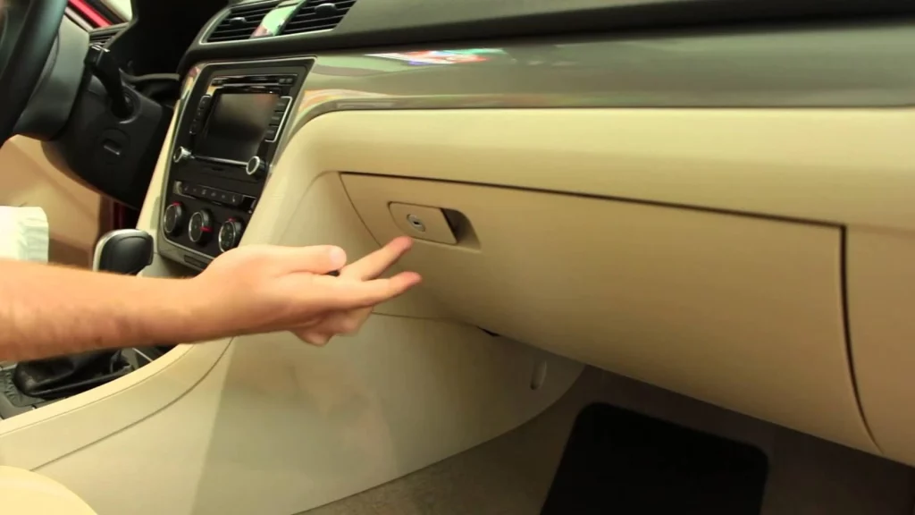 Esto es todo lo que debes llevar en la guantera de tu coche, según un experto 141 Bolígrafo, papel y fusibles