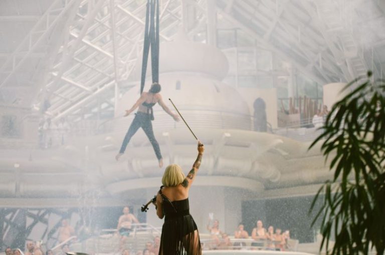 Caldea lleva el champagne hasta el agua con su campaña de Navidad