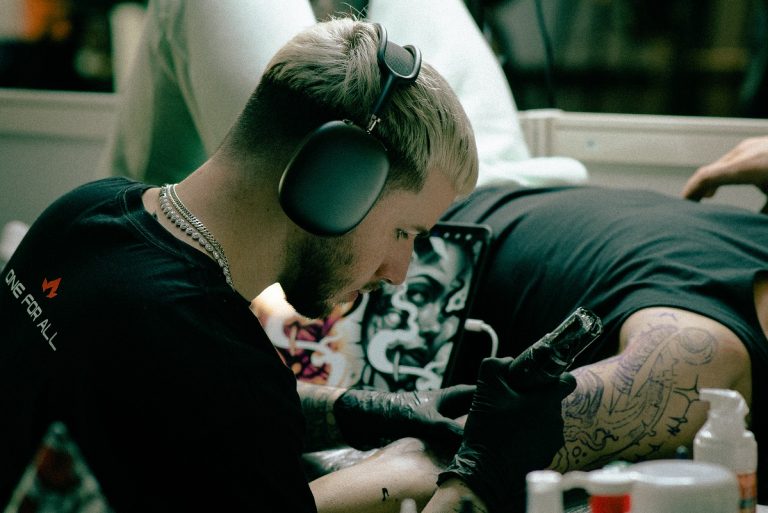 Más allá de la tinta: la trayectoria única de Charly Ávila Tattoo