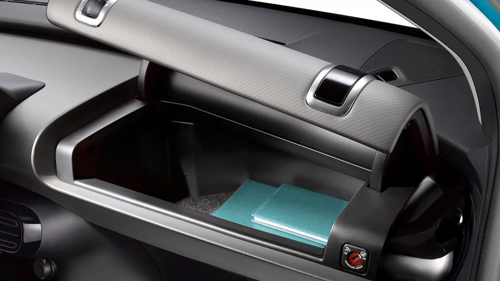 Esto es todo lo que debes llevar en la guantera de tu coche, según un experto 146 Protección antirrobo y posicionador GPS