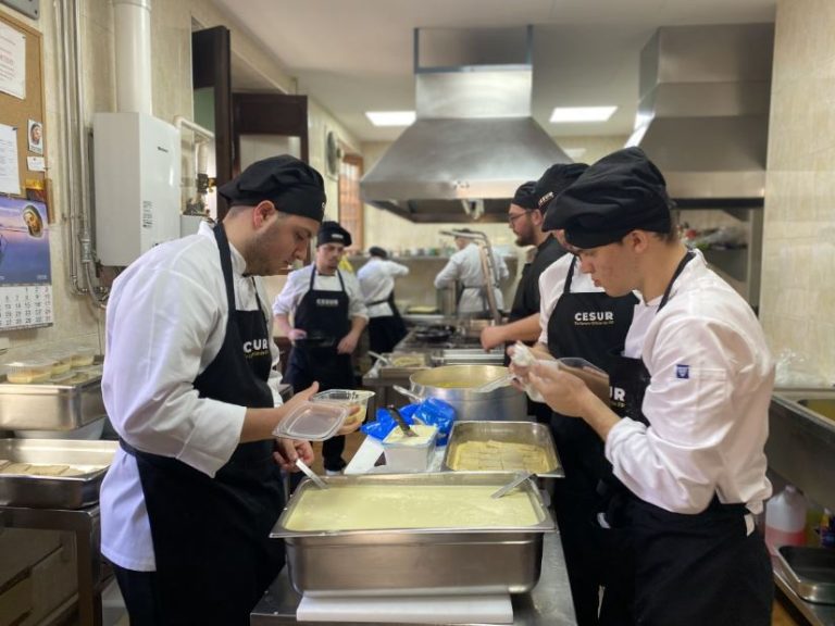 El comedor social Santo Domingo y los alumnos de Cesur Teatinos se unen para apoyar a los más necesitados con un menú navideño