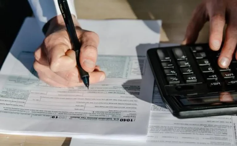 Pagar el entierro con la herencia: el banco tiene que liberar el dinero sí o sí, según un abogado