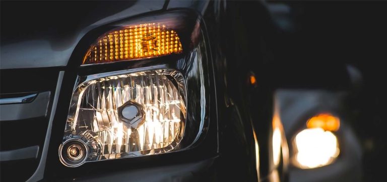 La DGT advierte: usar mal las luces intermitentes puede costarte una importante multa