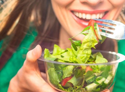 El peligro silencioso de los alimentos veraniegos: por qué la obsesión con el “peso ideal” nos aleja del verdadero bienestar