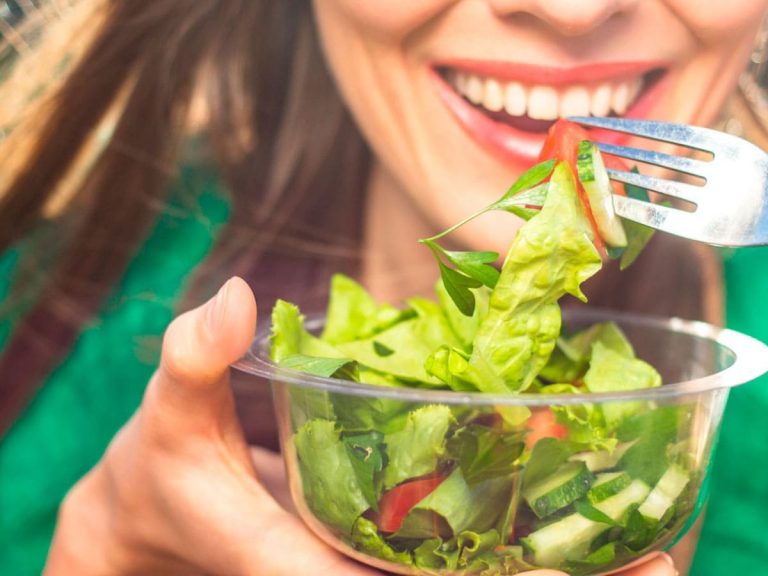 El peligro silencioso de los alimentos veraniegos: por qué la obsesión con el “peso ideal” nos aleja del verdadero bienestar