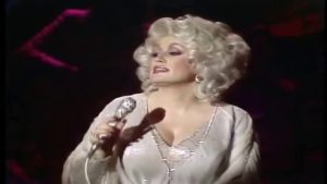 El tributo de Jeff Bezos a Dolly Parton desata las críticas: le piden que done su fortuna