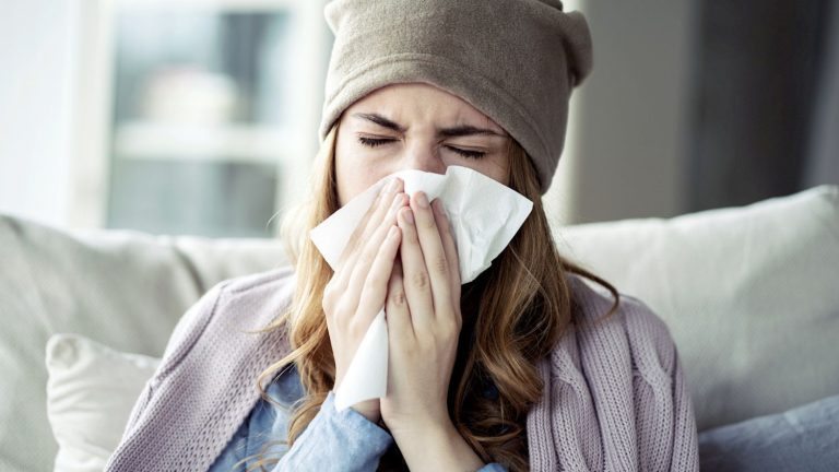 ¡No te confíes! Así puedes evitar contagiarte de covid o gripe este invierno