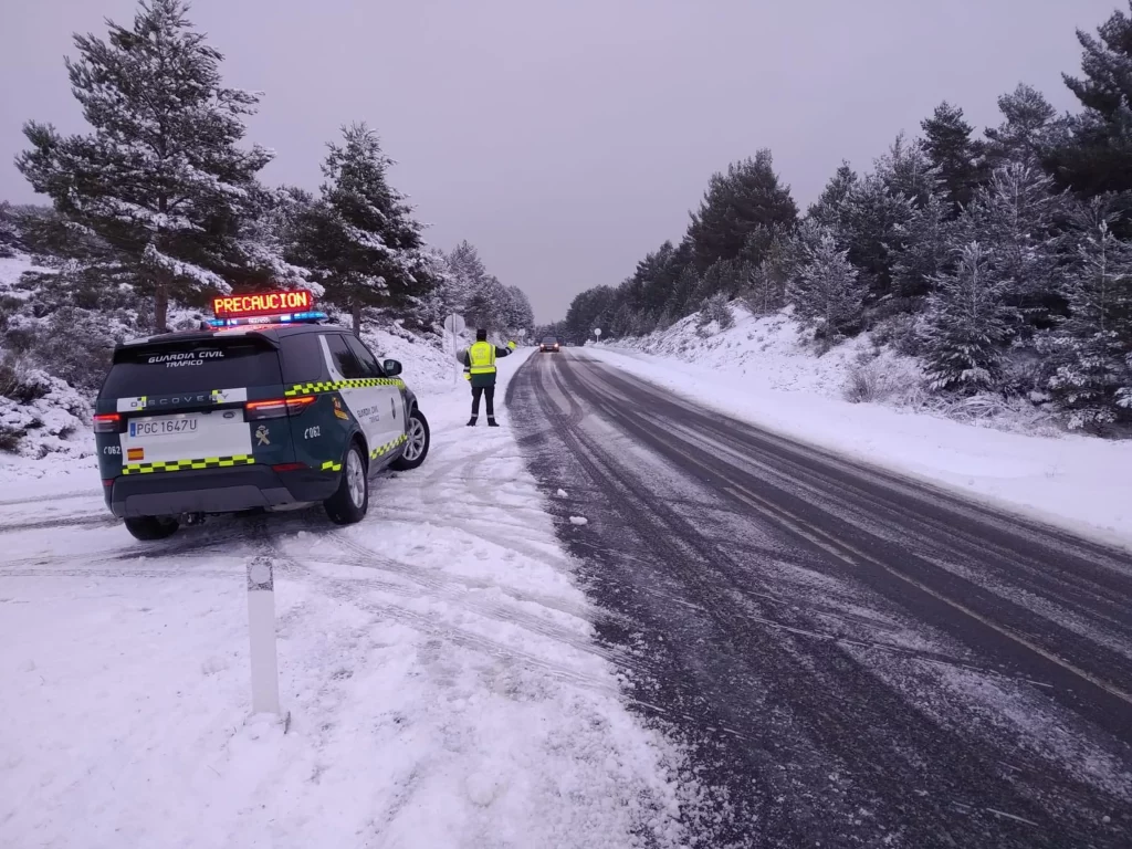 No te lleves un susto: estas son las multas que más pone la Guardia Civil en invierno 221 Arrojar objetos por la ventanilla: 100 euros