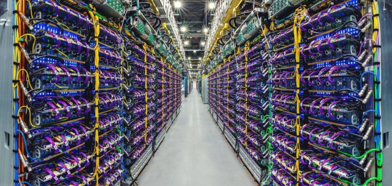 La nueva IA de Google salió a la luz y promete ser mejor que ChatGPT-4 en todos estos ámbitos