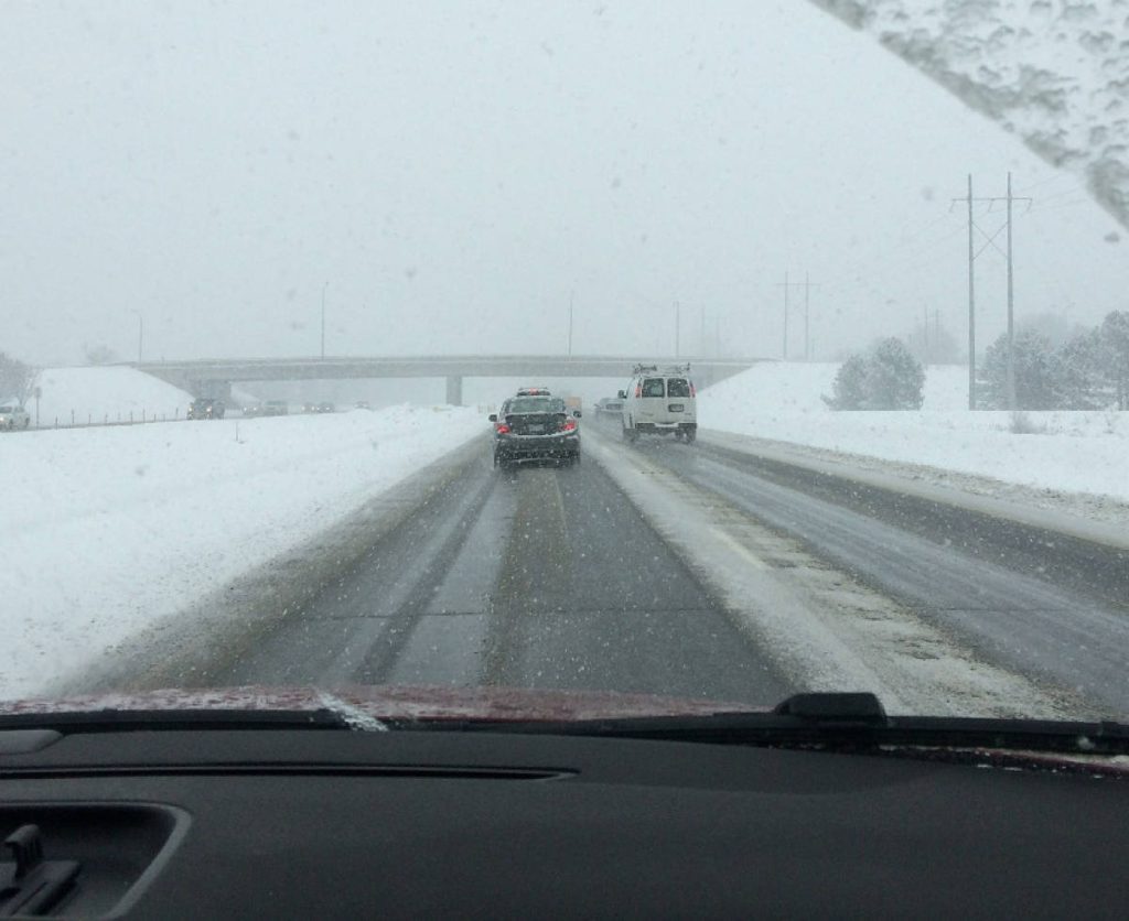 No te lleves un susto: estas son las multas que más pone la Guardia Civil en invierno 222 Quitarse el cinturón con el coche en movimiento: 200 euros