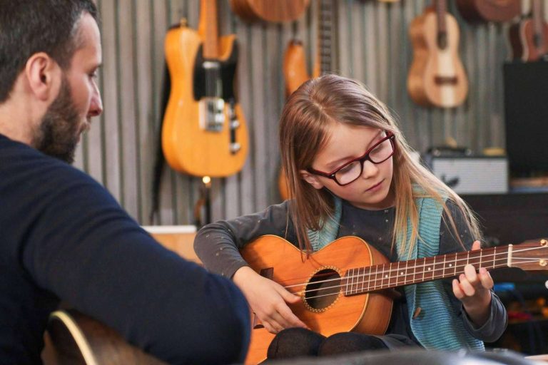 Curso de ukelele de la mano del centro La Clave