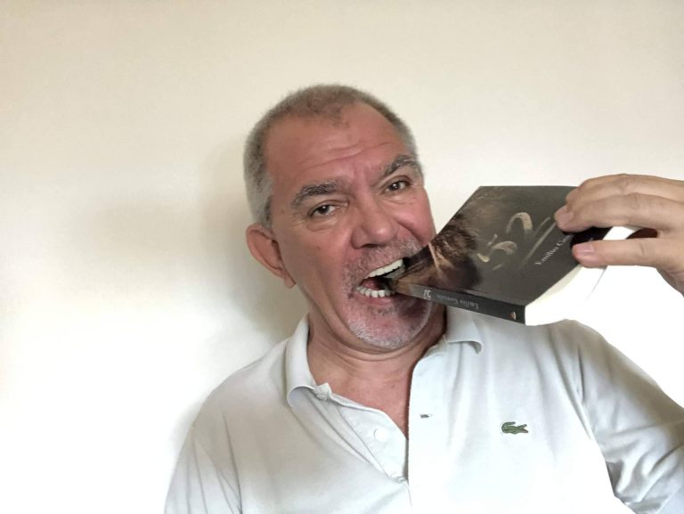 Emilio Gonzalo, en su libro ‘52’, se dirige a ese lector aficionado a los conjuros