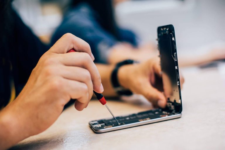 Ovisat y su servicio de repuestos móviles para cambiar una pantalla iPhone 13 Pro Max