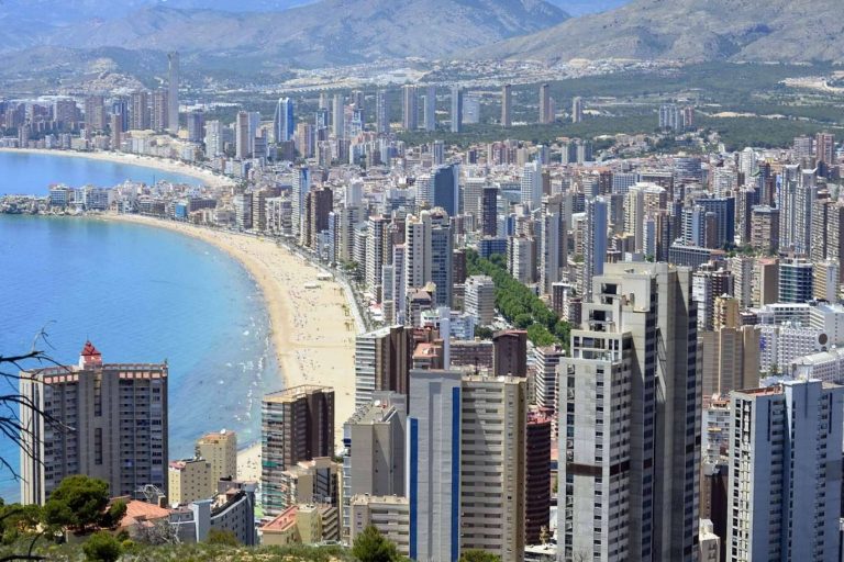 Conocer una compañía líder en reformas de lujo en Benidorm. ReformasBenidorm.org, construyendo elegancia