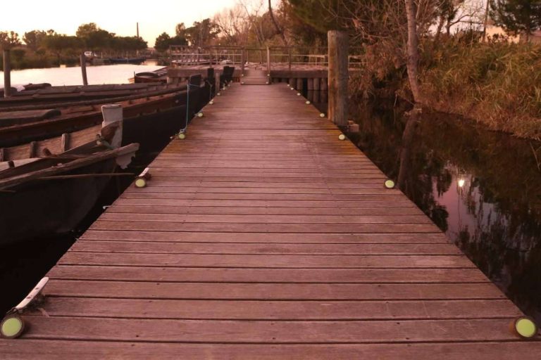 Abadecom pone a disposición balizas truncadas fotoluminiscentes