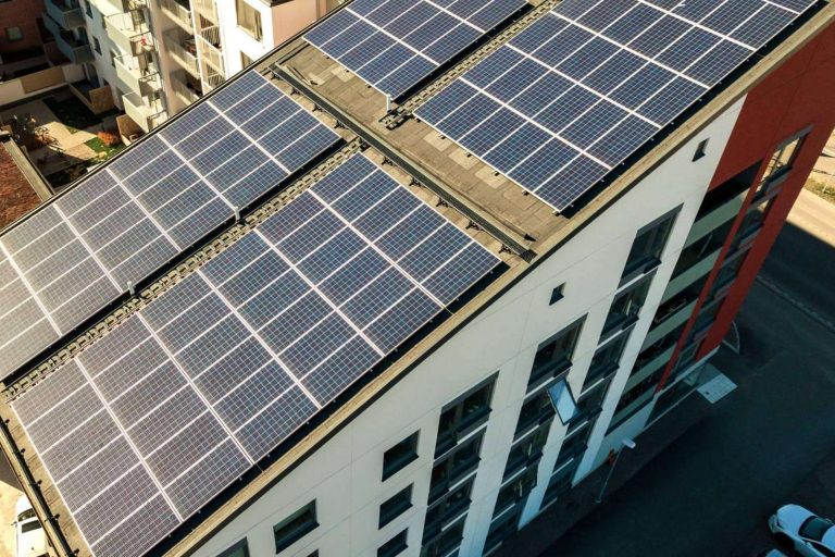 La instalación de paneles solares en 38 edificios públicos de Zaragoza