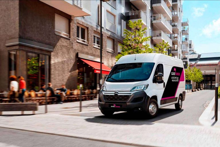 Alquiler furgonetas Barcelona para completar con éxito una mudanza, de la mano de ClickFurgos