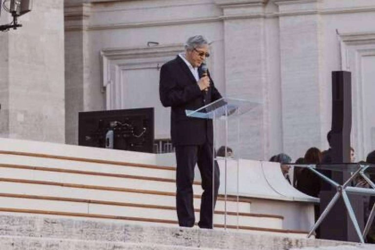 Encuentro del galardonado con el premio San Francisco de Asís dirigido a la humanidad y 33 premios Nobel