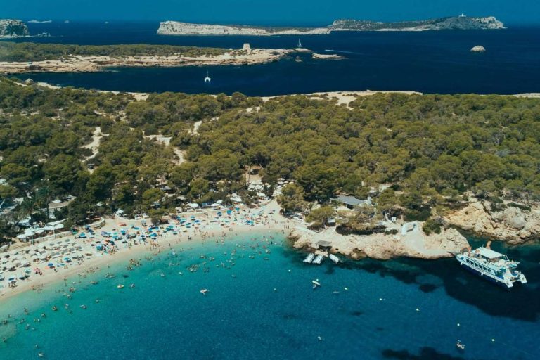 Float Your Boat Ibiza permite conocer algunas de las mejores playas de Ibiza