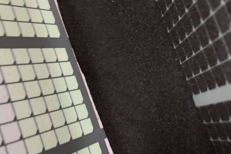 DTF con polvo negro gracias a los servicios de DTF Barcelona