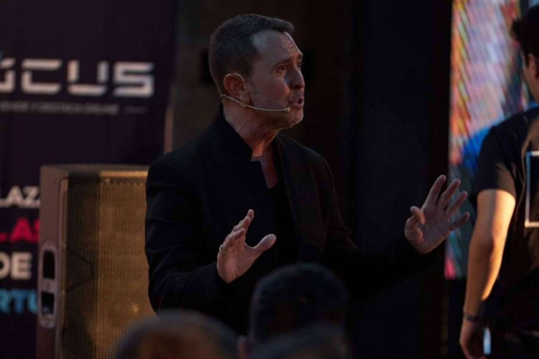 Optimizar campañas de marketing con herramientas de inteligencia artificial para emprendedores, como Neurosenser.ai